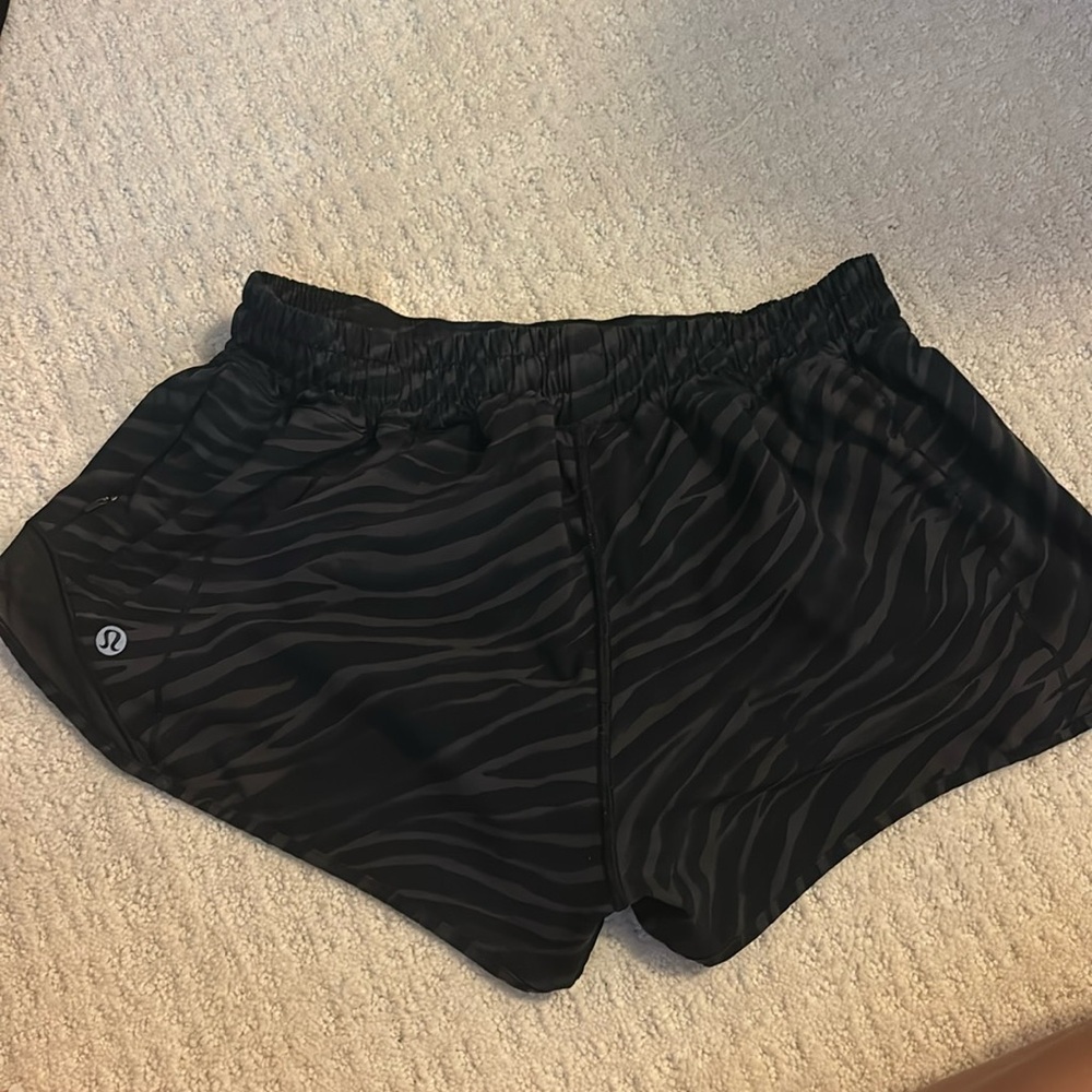 LULULEMON size 6 2.5” shorts